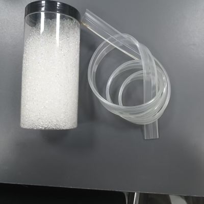 高い透明性、高速成形、優れた復元力、優れた靭性、環境に優しいTPUプラスチック射出成形または押出粒子、ペットおもちゃ、縄跳び、ワイヤーに適しています