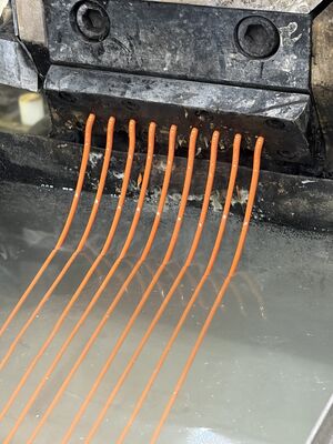 高引裂強度と強化された靭性を備えたカラーマッチングTPU素材、射出成形用途に適しています